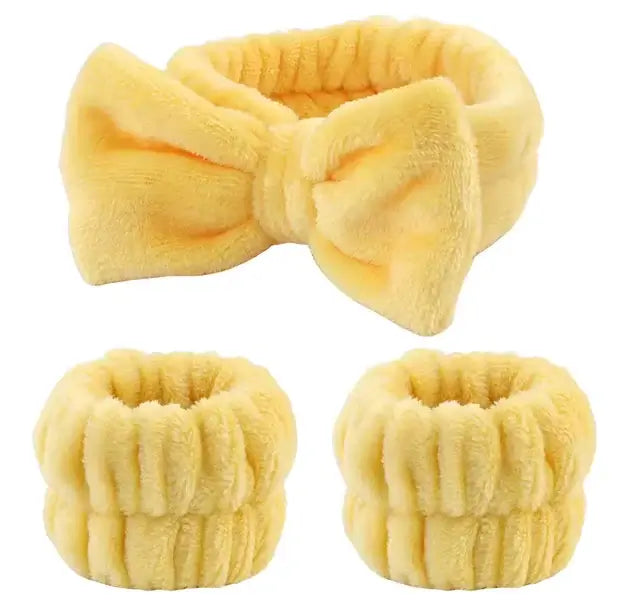 Plush Bow Hair & Wristband Set Upgrade Your Daily Skincare RoutineElevate your skincare regimen with the Cute Fleece Face Wash Set. Keep your hair back and face clear during your beauty routine with this adorable and functional set.Stay Stylish While You