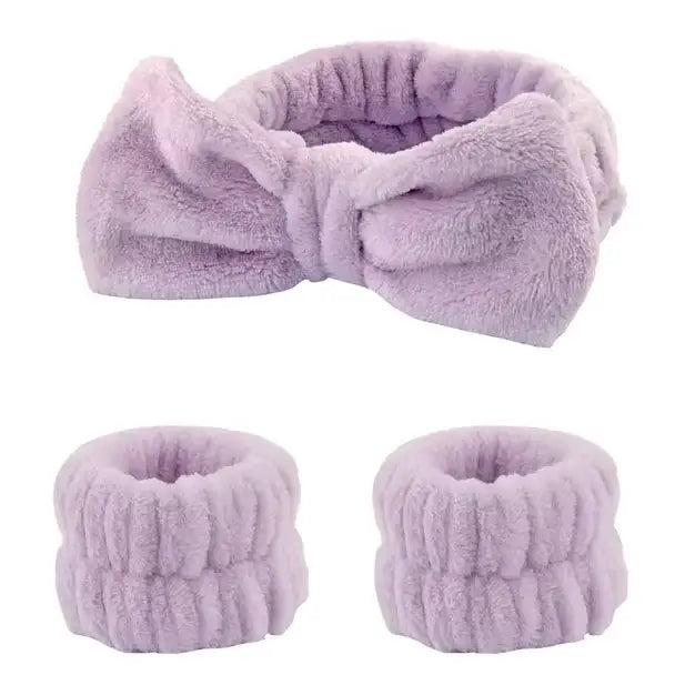 Plush Bow Hair & Wristband Set Upgrade Your Daily Skincare RoutineElevate your skincare regimen with the Cute Fleece Face Wash Set. Keep your hair back and face clear during your beauty routine with this adorable and functional set.Stay Stylish While You